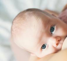 Mnohé problémy s dojčením pomáha riešiť práve dojčenie