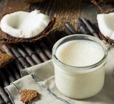 Kokosový olej, obľúbený v kuchyni aj v kúpeľni