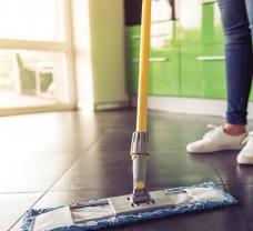 Drevo, lino či vinyl: Umývanie podláh rýchlo a bez šmúh