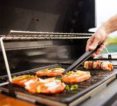 Elektrický, plynový či kontaktný gril? Vyberte si najlepšieho „parťáka“ na záhradnú párty