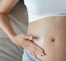Proti striám na bruchu v tehotenstve skúste med aj olej