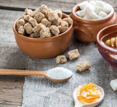 Prírodné náhrady cukru – je kokosový cukor lepší ako med?