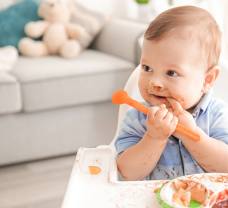 Koľko má priberať bábätko a ako začať s príkrmom 