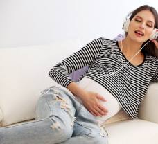 Spievanie bábätku v brušku prospieva, aj keď spievate falošne 