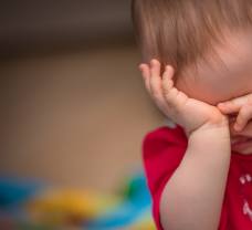 Na zalepené oči bábätka stačí vata a voda