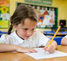 Školské potreby pre ľavákov: Nožnice, pero, ceruzky a ďalšie pomôcky, ktoré pomôžu