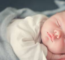 Ako bábätká spia a driemu v prvom roku života?