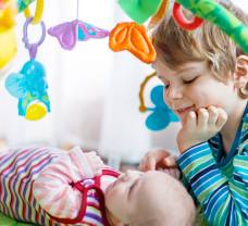 Zabavte sa všetci: 8 hier pre staršie dieťa s batoľaťom