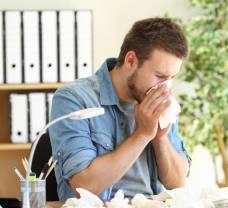 Práca alebo zdravie? Čo hrozí, ak chorobu nevyležíte?