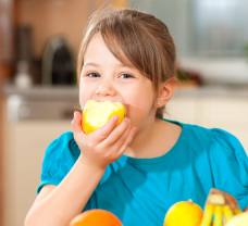 Dajte deťom jablká a žuvačku, budú mať zdravšie zuby