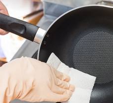 Návod, ako šetrne odstrániť pripáleniny z hrncov a panvíc