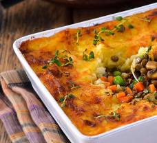 Pastiersky koláč so šošovicou a syrovým zemiakovým pyré