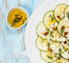 Bio cuketové carpaccio s fetou a kôprom a citrusovou zálievkou