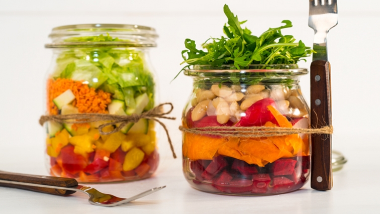 Vrstvené zeleninové šaláty v skle