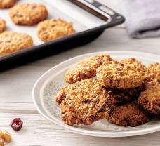 Orieškové cookies so sušenými brusnicami a kokosom