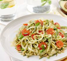 RAW cukinové rezance s avokádovou omáčkou