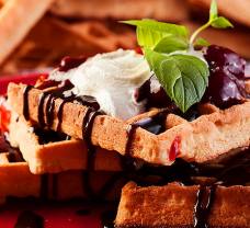 Čokoládovo-višňové vafle so šľahačkou