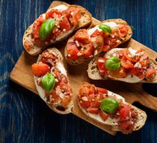 Grilovaná bruschetta s mozzarellou a paradajkami