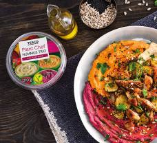 Hummus s pečeným pikantným kuraťom a so zeleninou