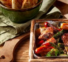 Grilovaná zelenina so šťavnatým bravčovým mäsom a klobáskou