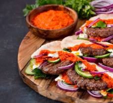 Pljeskavica v pita chlebe s domácim ajvarom