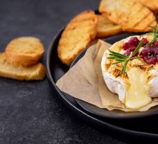 Camembert fondue s karamelizovanými orechmi a brusnicovou omáčkou 