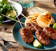 Grécka kofta s grilovaným pita chlebom a citrónovým dipom