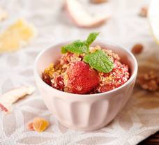 Crumble z mrazeného ovocia, orechov a sezamu