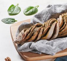 Domáci chlieb v tvare vrkoča so špenátovým pestom