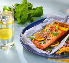 Grilované filety z lososa, podávané so šalátom NYC