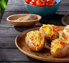 Grilované zemiaky v alobale plnené syrom a zeleninou