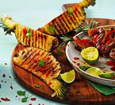 Bravčový bok v marináde s čiernym korením, podávaný s grilovaným ananásom