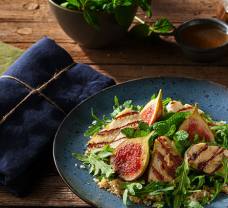 Šalát s quinoou, grilovaným syrom halloumi a figami