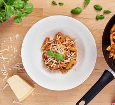 Cestoviny s kuracím mäsom a syrom v paradajkovej omáčke