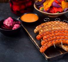 Grilované klobásky s baby paprikami a nakladanou zeleninou 