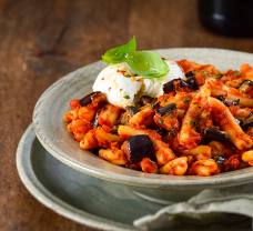 Cestoviny s pikantnou baklažánovou omáčkou a s mozzarellou 