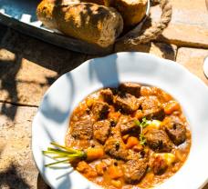 Burgundské hovädzie na zelenine