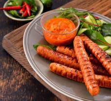 Grilované párky s romesco omáčkou a batatovými hranolčekmi