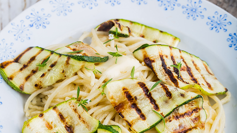 Krémové bezlepkové cestoviny s grilovanou cuketou