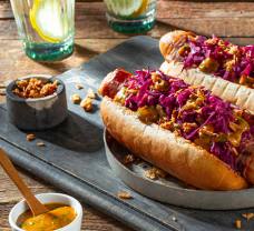 Hotdogy s párkom zabaleným v slanine, s kapustou a cibuľkou