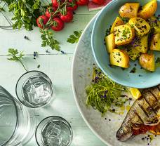 Grilovaný pstruh so salsou z čiernych ríbezlí a s pečenými zemiakmi