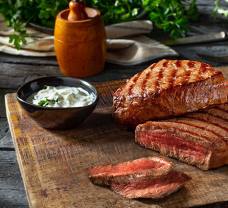 Hovädzí flank steak na grile s rajčinami, šampiňónmi a jogurtovým dipom