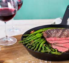 Steak s jarnou zeleninou z jednej panvice