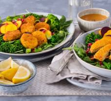 Vegetariánsky rezeň so šalátom a s čili-tahini omáčkou