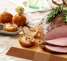 Bravčové karé pečené s jablkami a cibuľou