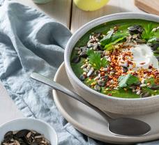 Špenátovo-brokolicový krém s tekvicovými a slnečnicovými semienkami
