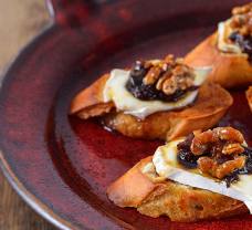 Jednohubky so slivkovým čatní, camembertom a karamelizovanými orechmi