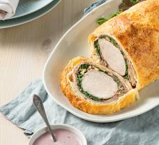 Bravčová sviečkovica so špenátom, zabalená v prosciutto šunke a lístkovom ceste podávaná s omáčkou z červeného vína