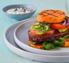 Hubové burgery v „žemli“ zo sladkých zemiakov 