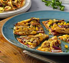 Grilovaná pizza na tortille s trhaným kuracím mäsom